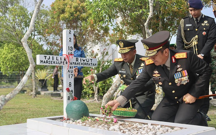  Kapolda Kalteng Bersama Forkopimda Tabur Bunga di Taman Makam Pahlawan Sanaman Lampang