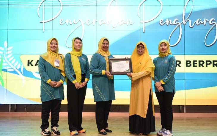 Dewi Ansar saat serahkan penghargaan