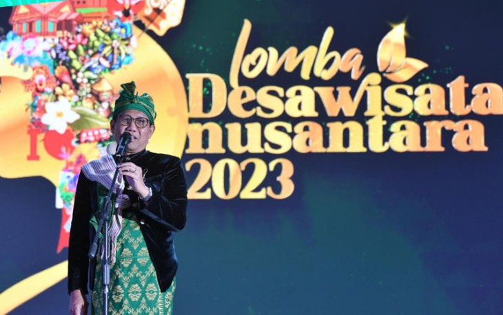 Mendes PDTT Abdul Halim Iskandar saat memberikan penghargaan dan hadiah kepada desa yang masuk 15 besar dalam dua kategori Lomba Desa Wisata Nusantara (LDWN) 2023.