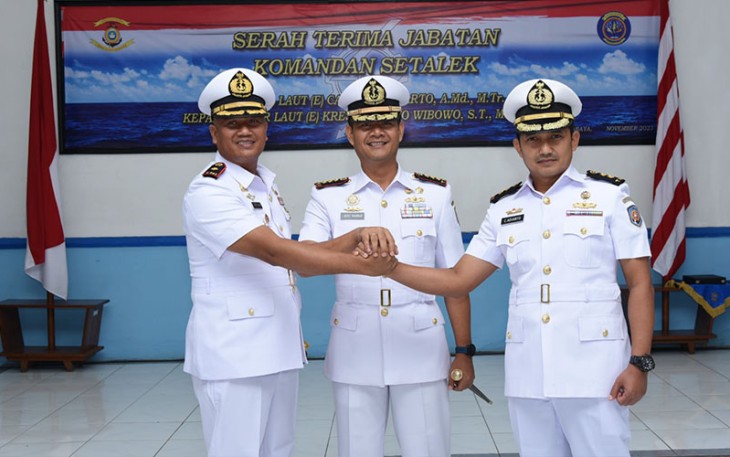 Foto Bersama usai Upacara Serah Terima Jabatan (Sertijab) Komandan Sekolah Tamtama Elektronika (Setalek) Pusdiklek Kodikdukum Kodiklatal dari Letkol Laut (E) Cahyono Adiarto kepada Mayor Laut (E) Kresno Suryo Wibowo, bertempat di Gedung Serbaguna Pusdiklek Kodikdukum Kodiklatal, Bumimoro Surabaya.  Kamis (30/11/2023).