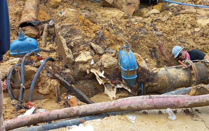 Pipa Saluran Air Patah Tertimpa Ekskavator
