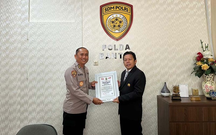 Kabagops Biro SDM Polda Banten AKBP Rumekso saat menerima penghargaan, diserahkan oleh Direktur Eksekutif Lemkapi Dr. Edi Saputra Hasibuan. 