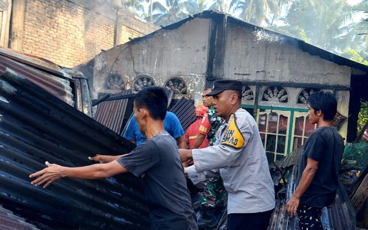 Personel Polsek Kinali saat membantu pemadaman 