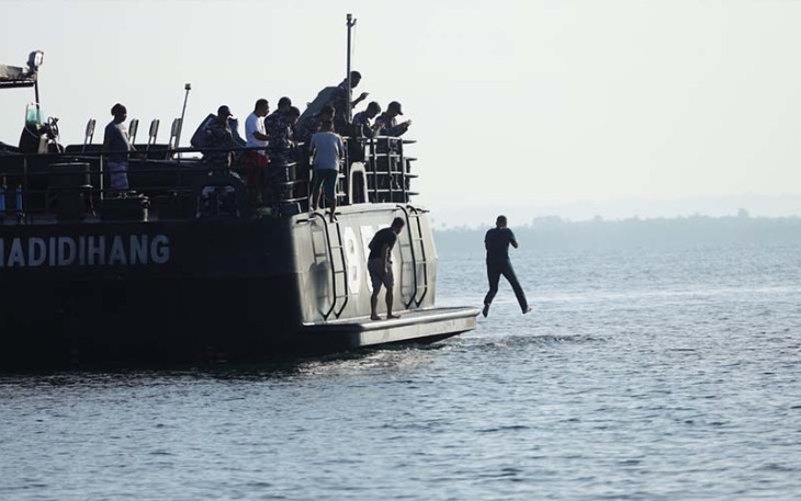 Latihan Search and Rescue di Selat Sele