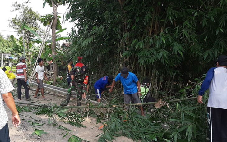  Babinsa Kodim 0802/Ponorogo saat bersama Warga Desa Binaan Kerja Bakti