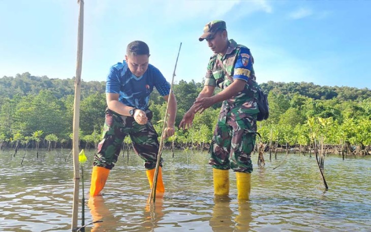anud Mus saat Laksanakan Karya Bakti Tanam Mangrove