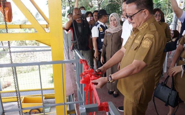 Walikota Bitung saat melaunching tempat sampah dan pemilahan sampah yang baru