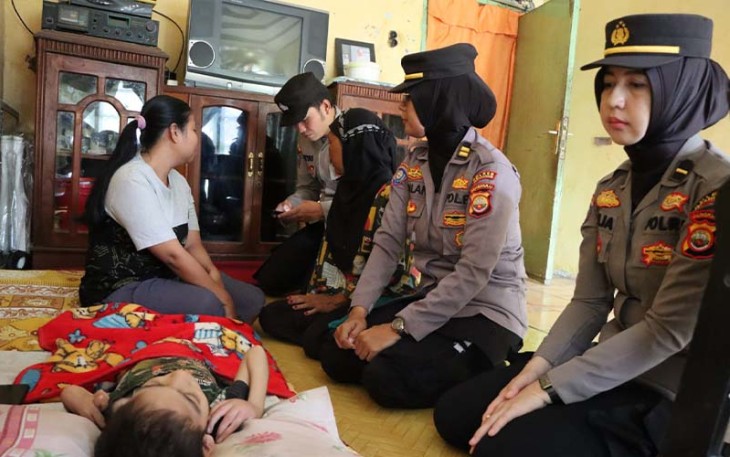 Satbinmas Polres Kepahiang saat memberikan sembako secara langsung