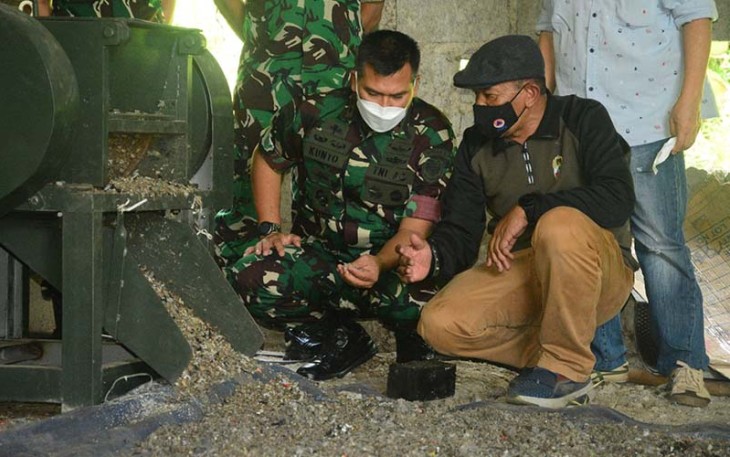 Pangdam III/Siliwangi Mayjen TNI Kunto Arief Wibowo saat tinjau Kawasan Pengolahan Plastik di Jl. Pasir Panjang No. 122 Desa Cilampeni Kecamatan Katapang, Kab. Bandung, Selasa (4/4/2023).