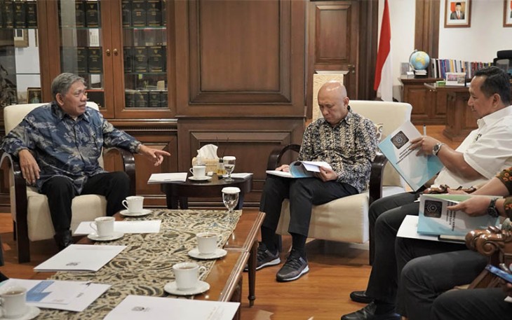 MenKopUKM Teten Masduki saat menerima audiensi jajaran rektorat IKOPIN University di Jakarta, Kamis (10/8).