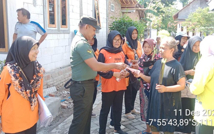 Babinsa Kodim 0802/Ponorogo melakukan pendampingan kegiatan Pemberantasan Sarang Nyamuk digelar oleh Tim Medis bekerjasama dengan perangkat desa, Senin (11/12/2023)