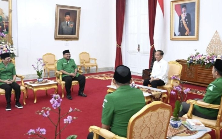 Presiden Joko Widodo saat menerima rombongan Gerakan Pemuda (GP) Ansor di Istana Kepresidenan Yogyakarta, Daerah Istimewa Yogyakarta pada Selasa malam, 30 Januari 2024.