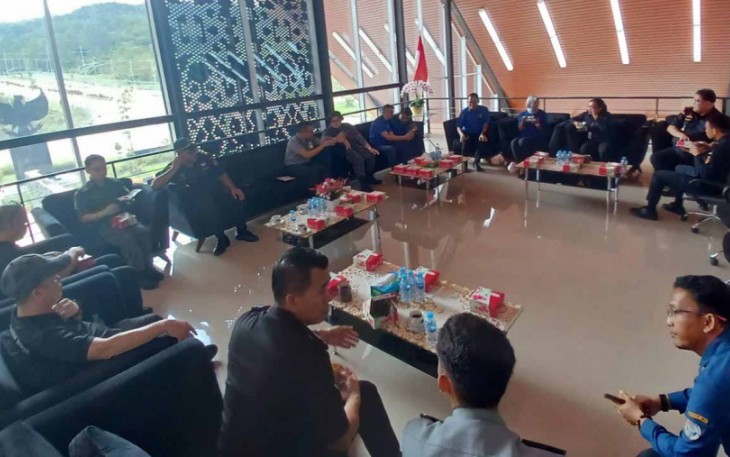 Sejumlah pejabat imigrasi Malaysia yang dipimpin Ketua Imigresen Pos Kawalan Sempadan Serikin JIM Serawak, Puan Alissa Arriani binti Abdullah berkunjung ke PLBN Jagoi Babang, Kamis 18 Januari 2024. 