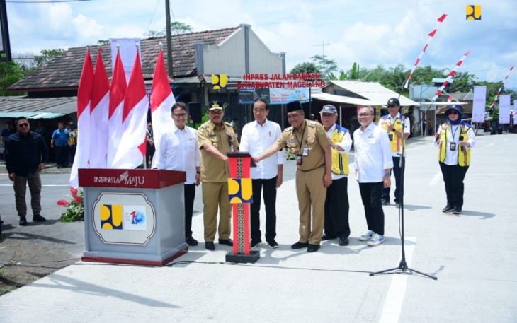Presiden Jokowi saat Resmikan 4 Ruas Jalan Daerah di Magelang, Senin (22/1/2024).