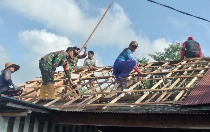 Koramil 06/Barabai Gotong Royong Perbaiki Atap Rumah Warga Akibat Puting Beliung