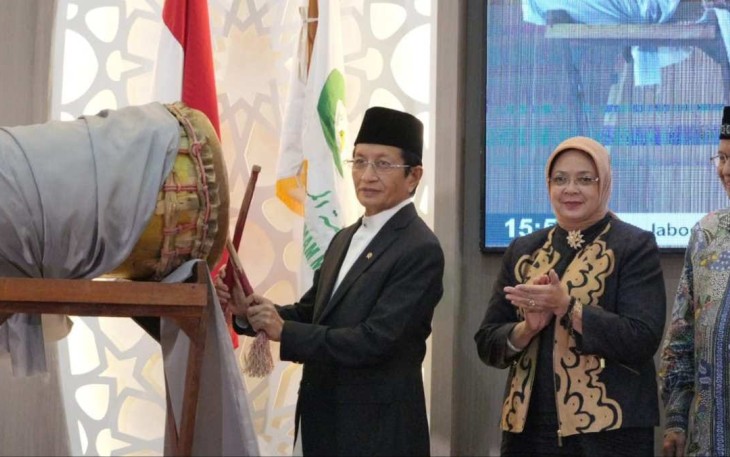 Menteri Agama Republik Indonesia, Nasaruddin Umar, tabuh bedug tanda membuka Musabaqoh Tilawatil Qur’an (MTQ) untuk imam masjid se-Jabodetabek.