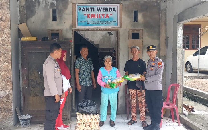 Kapolsek Ranowulu saat memberikan bantuan