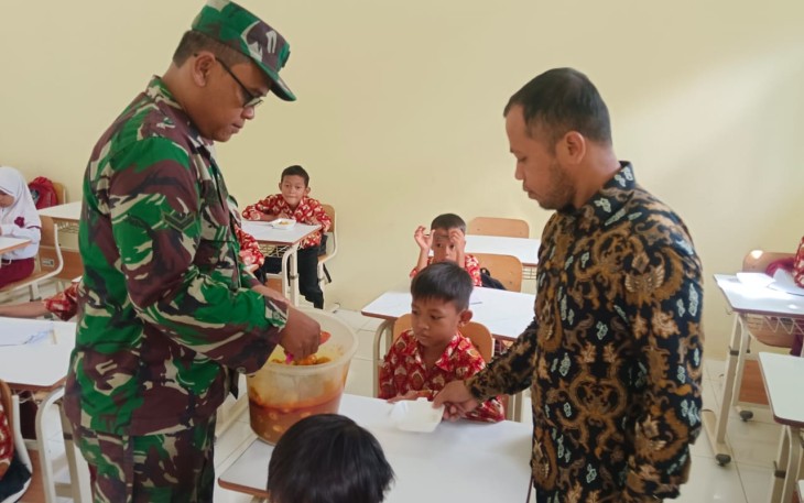  Kodim 0602/Serang melalui Koramil 0602-21/Kopo melaksanakan kegiatan Pemberian Makanan Tambahan (PMT), merupakan program dari Persit Kartika Chandra Kirana (KCK) PD III Siliwangi melalui Persit Cabang XXXIV Kodim 0602/Serang , guna meningkatkan semangat belajar siswa dalam menerima pelajaran, bertempat di Sekolah Dasar Negeri Pagintungan Desa Pagintungan, Kecamatan Jawilan Kabupaten Serang Provinsi Banten, Kamis (18/01/2024)