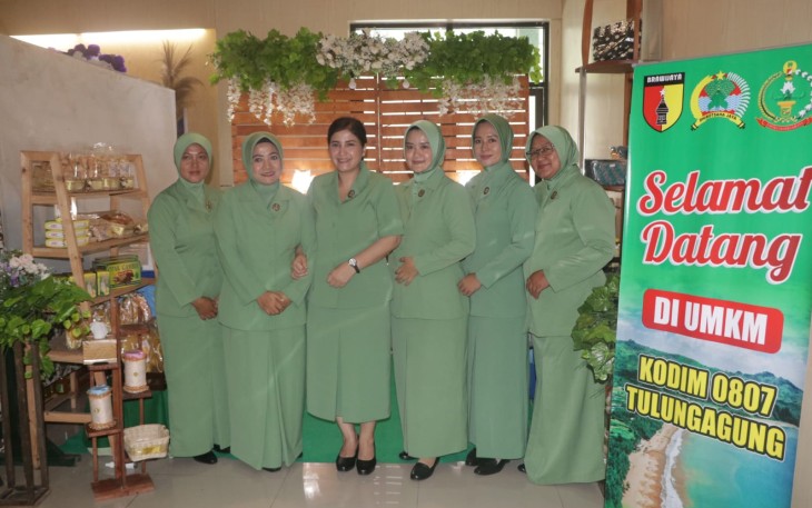 Ketua Persit KCK Daerah V/Brawijaya Ny. Lisa Rafael Granada Baay menyempatkan mengunjungi stand UMKM dari Kodim 0807 Tulungagung yang berisi produk-produk unggulan Kabupaten Tulungagung