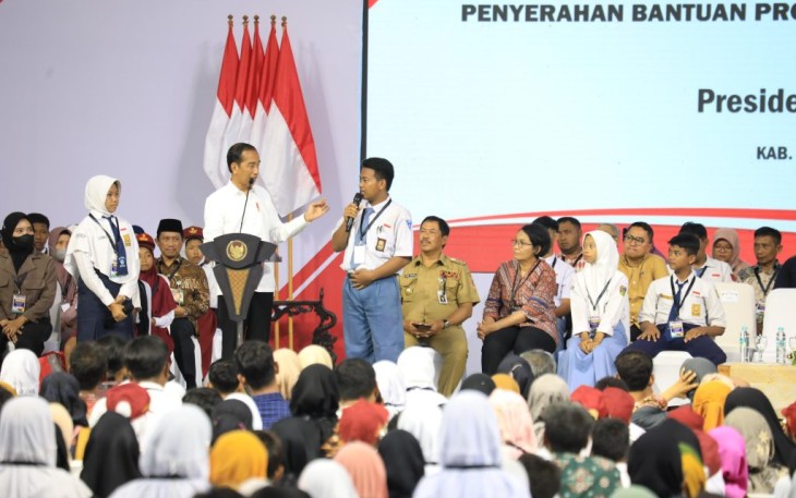 Presiden Joko Widodo (Jokowi) saat memberikan bantuan Program Indonesia Pintar (PIP), di GOR Bung Karno Sukoharjo, Kamis (1/2/2024).