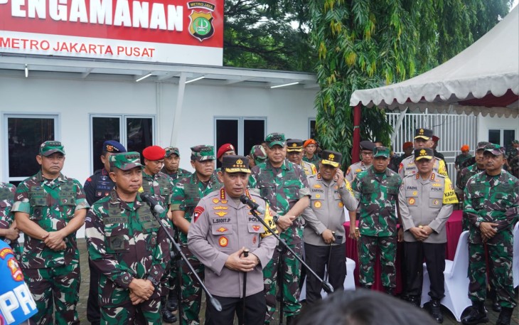 Kepala Staf Angkatan Darat (Kasad) Jenderal TNI Maruli Simanjuntak, M.Sc., bersama Panglima TNI Jenderal TNI Agus Subiyanto, S.E., M.Si. dan Kapolri Jenderal Pol Listyo Sigit Prabowo, mengecek kesiapan pasukan pengamanan Pemilu 2024, di Lapangan Silang Monas, Jakarta, Rabu (14/2/2024)