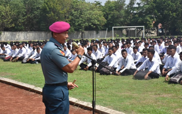 Para Calon Siswa (Casis) Calon Bintara (Caba) dan Calon Tamtama (Caba) PK TNI AL Gelombang I TA 2024 menerima pengarahan Komandan Pangkalan Utama TNI AL (Danlantamal) V Brigjen TNI Marinir Joni Sulistiawan, S. H., M. Han di Lapangan Pasiran DBAL Koarmada II Surabaya, Kamis (04/12/23)