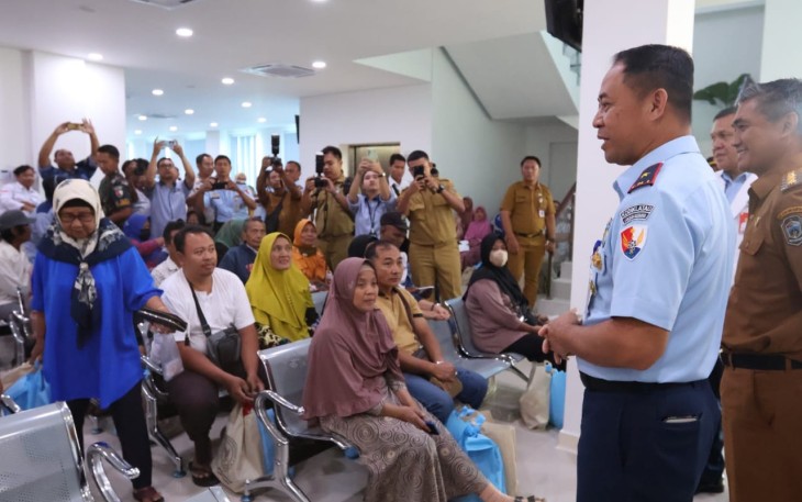 Bakti sosial berupa pemeriksaan kesehatan secara umum dan pembagian sembako kepada warga Colomadu dan sekitarnya yang memeriksakan kesehatannya di RSAU dr. Siswanto. 