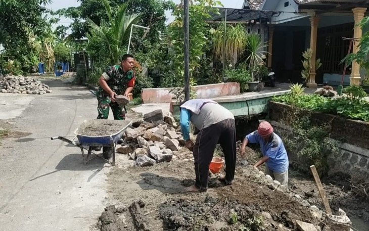 Babinsa saat Bantu Warga Perbaiki Saluran Irigasi di Rt 14/Rw 03 Desa Tempursari, Kecamatan Wungu, Kabupaten Madiun, Rabu (24/1/2024).