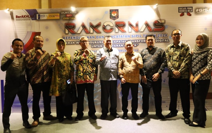 Sekda Bintan (tengah) saat Hadiri Rakornas Dukcapil Tahun 2024 di Batam