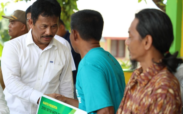 Kepala BP Batam/Walikota Batam, Muhammad Rudi saat Serahkan Kartu BPJS Ketenagakerjaan untuk Nelayan