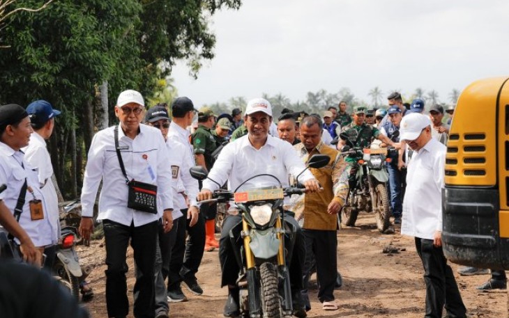 Mentan Amran saat melakukan kunjungan kerja di Desa Sumber Hidup, Kecamatan Muara Telang, Kabupaten Banyuasin, Provinsi Sumatera Selatan(Sumsel), Jumat (1/3/24)