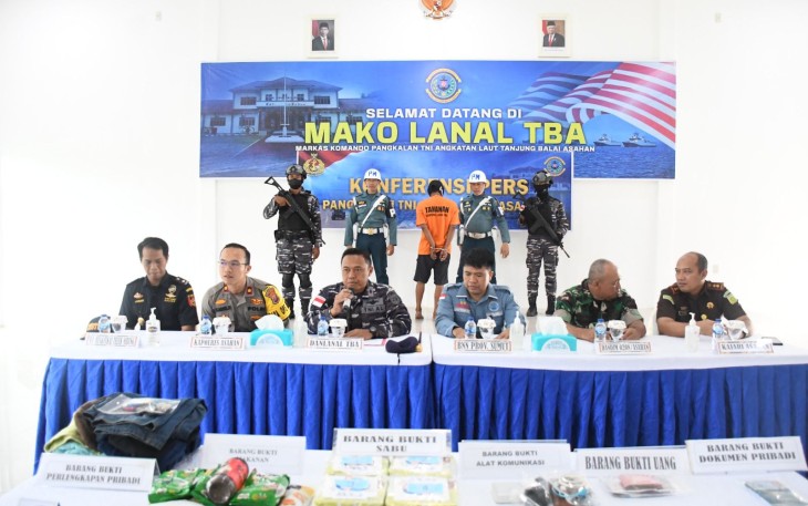 Lanal Tanjung Balai Asahan (TBA) bersama aparat setempat saat gelar konferensi pers barang bukti dan tersangka.