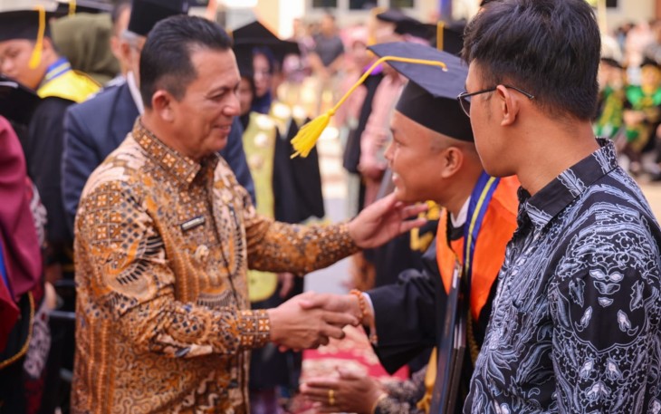 Universitas Maritim Raja Ali Haji (UMRAH) menggelar Sidang Terbuka Senat dalam rangka Wisuda ke-22 Sarjana dan Pascasarjana Periode Semester Genap Tahun Akademik 2023/2024. Bertempat di Lapangan UMRAH Dompak, Tanjungpinang, Sabtu (16/3)
