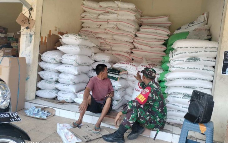 Babinsa Kodim 1002/HST Monitoring Harga Beras dan Sembako di Pasar