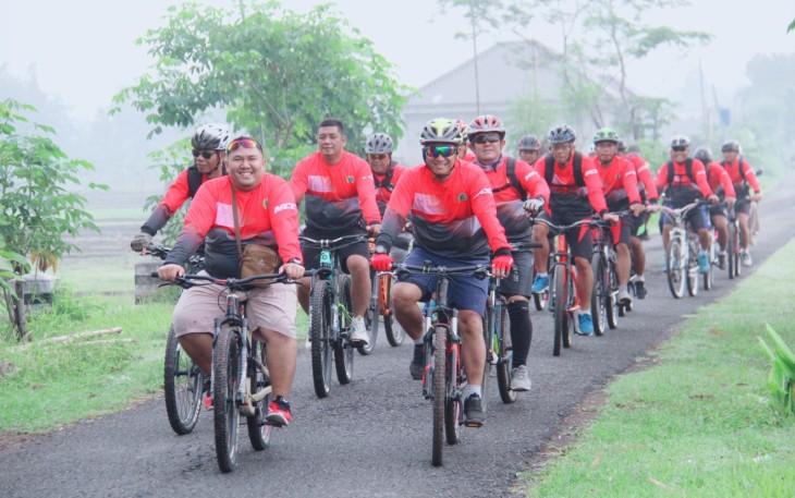 Dandim 0806/Trenggalek Letkol Czi Yudo Aji Susanto, S.Sos., M.A., dan Kapolres Trenggalek AKBP Gathut Bowo Supriyono, S.H., S.I.K., bersama anggota Kodim dan sejumlah tokoh masyarakat serta pemuda, bergabung dalam kegiatan sepeda santai yang dinamai "Thimik-thimik yang Penting Ciamik", Jumat (5/1/2024)