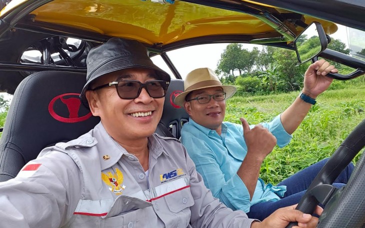  Arie saat menerima kunjungan arsitek kenamaan, Ridwan Kamil di lokasi Kertajati Family Farm & Education Park, Kamis (11/1).