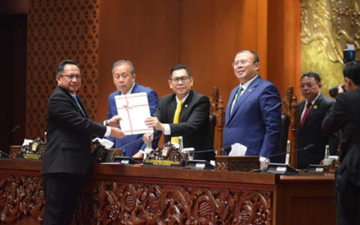 Mendagri Tito Karnavian menerima pengesahan RUU DKJ di ruang sidang paripurna DPR RI, Jakarta, Selasa (19/11)