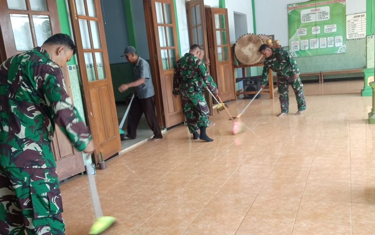 Jumat (9/2/2024), anggota Babinsa mengabadikan cinta mereka terhadap kebersihan tempat ibadah.