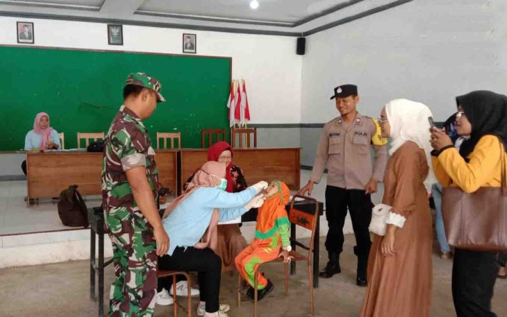 TNI-Polri dalam Upaya Pemberian Vaksin Polio di Desa Sumurup