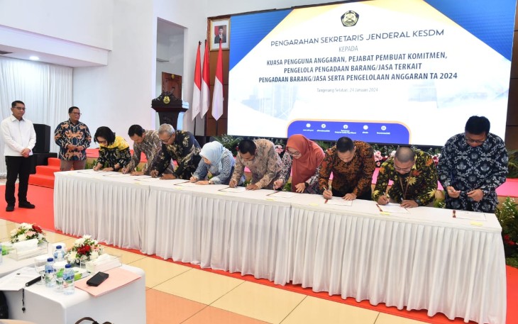 Sekretaris Jenderal Kementerian ESDM menyaksikan Penandatanganan Pakta Integritas oleh Kelompok Kerja Pemilihan Kementerian ESDM Tahun Anggaran 2024.