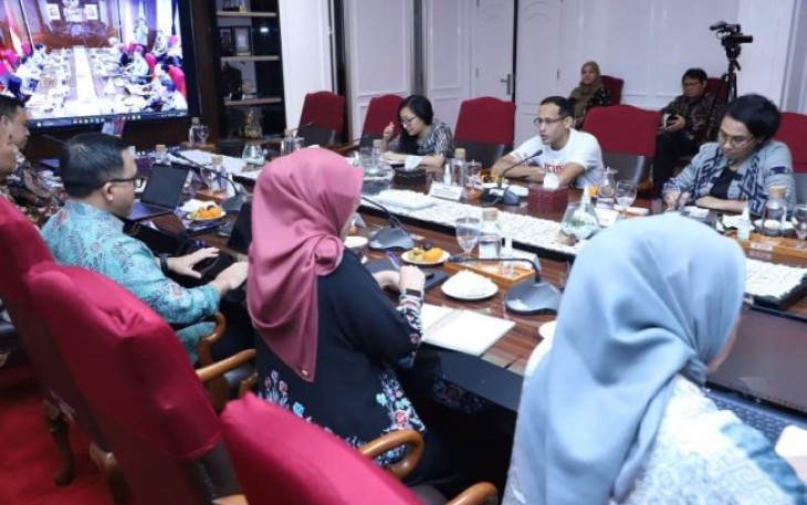 MenPANRB Abdullah Azwar Anas saat melakukan konsolidasi dengan Mendikbudristek Nadiem Anwar Makarim di Kantor Kementerian PANRB, Jakarta, Jumat (23/02).