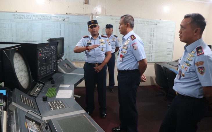 Komandan Kosek IKN Marsma TNI Abdul Haris, M.MPol., M.M.O.A.S., mendampingi Kunjungan Kerja Pangkoopsud I Marsda TNI Mohammad Nurdin dalam rangka meninjau kesiapan operasional Satuan Radar (Satrad) 211 Tanjung Kait, Kabupaten Tangerang, Provinsi Banten, Kamis (25/1/2024)