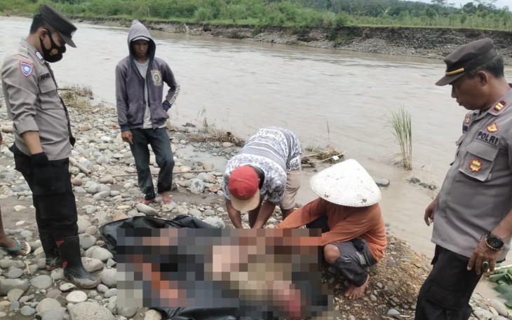 Polisi saat Olah TKP