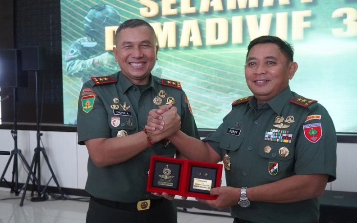 Pangdivif 3 Kostrad Mayjen TNI Choirul Anam, S.E., M.M., dan Pangdam XIV/Hsn Mayjen TNI Bobby Rinal Makmun, di Mako Divif 3 Kostrad, Pakatto, Kab.Gowa, Sul-Sel, Rabu ( 24/1/2024).