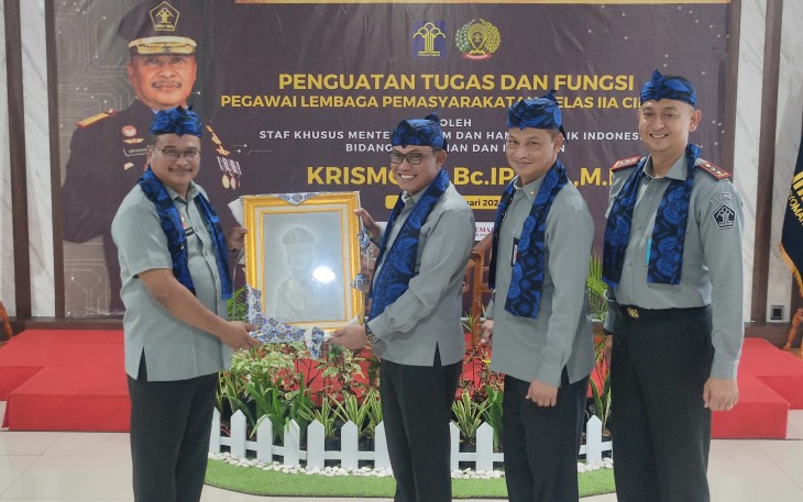 Staf Khusus Menteri Hukum dan Ham Bidang Keamanan dan Intelijen, Krismono mengapresiasikan kebersihan dan keteraturan pada blok hunian warga binaan Lembaga Pemasyarakatan (Lapas) Kelas IIA Cilegon, Selasa (09/01)