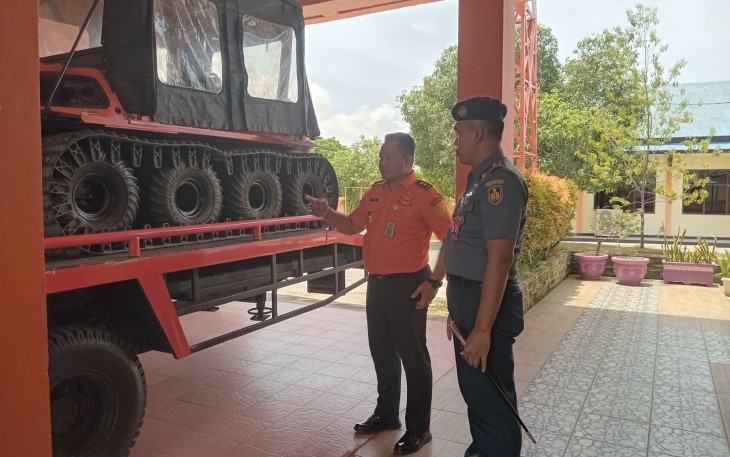 Komandan Pangkalan Udara TNI Angkatan Laut (Danlanudal) Kupang Mayor Laut (P) Arief Sukmono Akbar berkunjung ke kantor Basarnas Kupang yang berlokasi di Jln. Adi Sucipto, Penfui, Kota Kupang, Senin (22/01/2024)