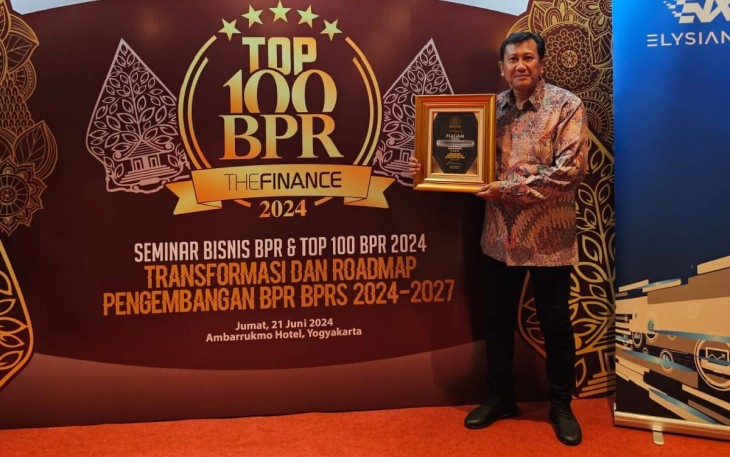 Dirut Bank Daerah Karanganyar, Haryono, menerima penghargaan TOP 100 BPR Award 2024 dari Majalah The Finance.