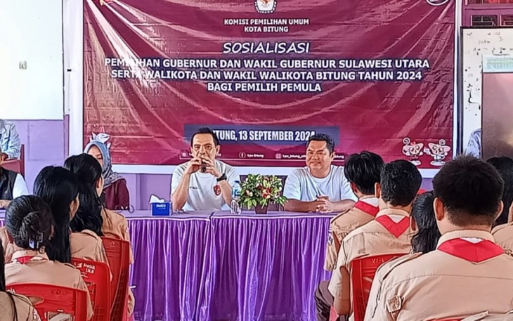 Ketua KPU Kota Bitung bersama Komisioner KPU saat melakukan sosialisasi di SMA Kristen Tumou Tou