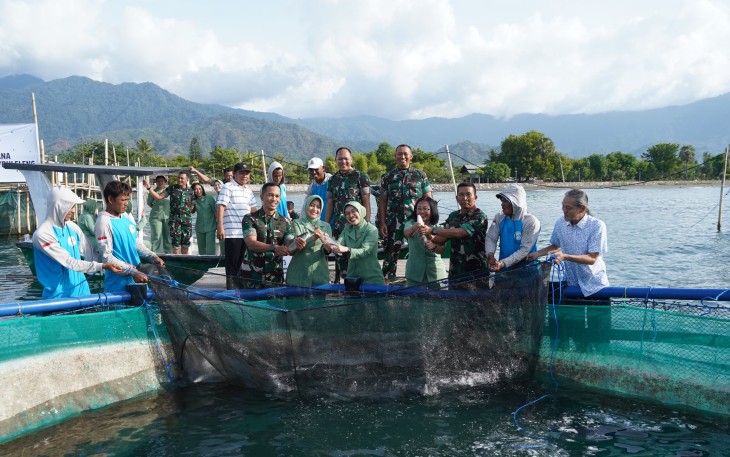 Pangdam IX/Udayana Mayjen TNI Bambang Trisnohadi saat meninjau Keramba Tancap Laut Budidaya Bandeng Premium yang merupakan program unggulan Ketahanan Pangan Kodim 1609/Buleleng, bertempat di Desa Patas Kecamatan Gerokgak, Kabupaten Buleleng, pada Rabu (10/7/2024).