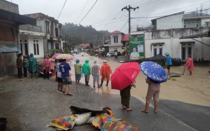 Banjir masih merendam sejumlah wilayah di Kabupaten Kerinci, Provinsi Jambi, hingga hari ini (4/1). Lebih dari 13 ribu warga di 11 kecamatan terdampak kejadian yang terjadi sejak Sabtu lalu (30/12)